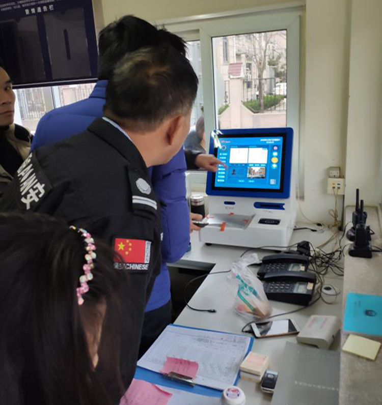 在小區(qū)出入時，悅訪客，訪客機登記訪客信息跟手工登記哪個好?